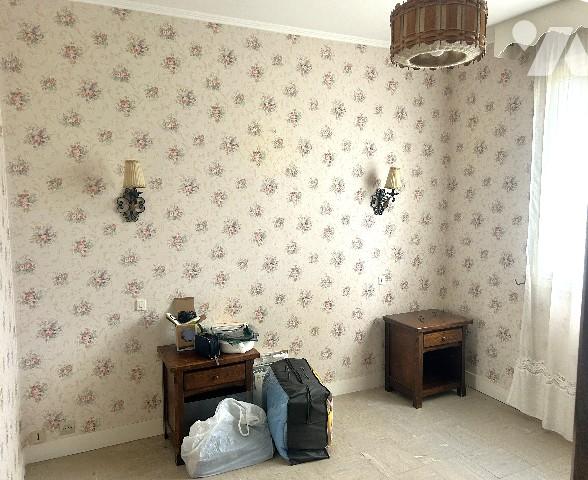 Proche du centre-ville, jolie maison des années 60 de plain-pied à rafraîchir avec garage et jardin.