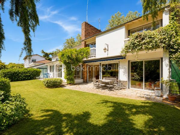 Situation exceptionnelle pour cette maison d'architecte de 275 m2 habitable édifiée plein OUEST sur un terrain de 700 m2 - 

Entièrement tournée vers le lac, la villa se compose au RDC d'une entrée, d'une grande pièce de vie de plus de 50 m2 qui se décline en plusieurs espaces habilement pensés. Cuisine équipée ouverte, chambre, salle d'eau et WC séparés. 
Accès au sous-sol de plus de100 m2 et à la piscine chauffée intérieure.
A l'étage, un bureau et 4 chambres dont une très belle suite parentale avec salle de bain privative et WC séparés. 

Terrain clos. possibilité des garer des voitures dans l'enceinte de la propriété. Accès direct aux promenades qui longent le lac.

Volumes, lumières et architecture innovante. Une visite s'impose. A la fois discrète et pleine de surprises, venez découvrir cette grande maison familiale localisée à deux pas du RER D de Viry-Chatillon, à 5 minutes de l'A6. Accès au lac
