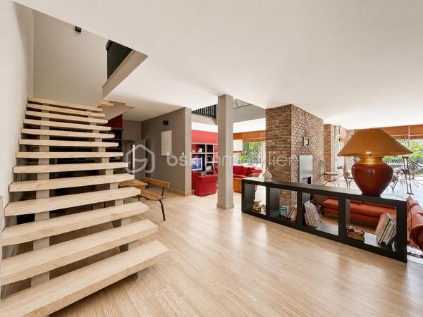 Situation exceptionnelle pour cette maison d'architecte de 275 m2 habitable édifiée plein OUEST sur un terrain de 700 m2 - 

Entièrement tournée vers le lac, la villa se compose au RDC d'une entrée, d'une grande pièce de vie de plus de 50 m2 qui se décline en plusieurs espaces habilement pensés. Cuisine équipée ouverte, chambre, salle d'eau et WC séparés. 
Accès au sous-sol de plus de100 m2 et à la piscine chauffée intérieure.
A l'étage, un bureau et 4 chambres dont une très belle suite parentale avec salle de bain privative et WC séparés. 

Terrain clos. possibilité des garer des voitures dans l'enceinte de la propriété. Accès direct aux promenades qui longent le lac.

Volumes, lumières et architecture innovante. Une visite s'impose. A la fois discrète et pleine de surprises, venez découvrir cette grande maison familiale localisée à deux pas du RER D de Viry-Chatillon, à 5 minutes de l'A6. Accès au lac