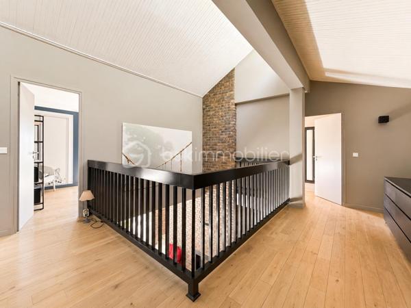 Situation exceptionnelle pour cette maison d'architecte de 275 m2 habitable édifiée plein OUEST sur un terrain de 700 m2 - 

Entièrement tournée vers le lac, la villa se compose au RDC d'une entrée, d'une grande pièce de vie de plus de 50 m2 qui se décline en plusieurs espaces habilement pensés. Cuisine équipée ouverte, chambre, salle d'eau et WC séparés. 
Accès au sous-sol de plus de100 m2 et à la piscine chauffée intérieure.
A l'étage, un bureau et 4 chambres dont une très belle suite parentale avec salle de bain privative et WC séparés. 

Terrain clos. possibilité des garer des voitures dans l'enceinte de la propriété. Accès direct aux promenades qui longent le lac.

Volumes, lumières et architecture innovante. Une visite s'impose. A la fois discrète et pleine de surprises, venez découvrir cette grande maison familiale localisée à deux pas du RER D de Viry-Chatillon, à 5 minutes de l'A6. Accès au lac