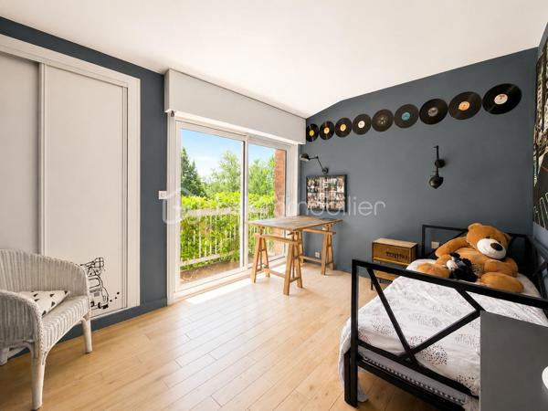 Situation exceptionnelle pour cette maison d'architecte de 275 m2 habitable édifiée plein OUEST sur un terrain de 700 m2 - 

Entièrement tournée vers le lac, la villa se compose au RDC d'une entrée, d'une grande pièce de vie de plus de 50 m2 qui se décline en plusieurs espaces habilement pensés. Cuisine équipée ouverte, chambre, salle d'eau et WC séparés. 
Accès au sous-sol de plus de100 m2 et à la piscine chauffée intérieure.
A l'étage, un bureau et 4 chambres dont une très belle suite parentale avec salle de bain privative et WC séparés. 

Terrain clos. possibilité des garer des voitures dans l'enceinte de la propriété. Accès direct aux promenades qui longent le lac.

Volumes, lumières et architecture innovante. Une visite s'impose. A la fois discrète et pleine de surprises, venez découvrir cette grande maison familiale localisée à deux pas du RER D de Viry-Chatillon, à 5 minutes de l'A6. Accès au lac