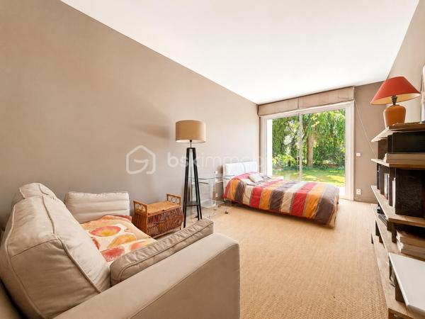 Situation exceptionnelle pour cette maison d'architecte de 275 m2 habitable édifiée plein OUEST sur un terrain de 700 m2 - 

Entièrement tournée vers le lac, la villa se compose au RDC d'une entrée, d'une grande pièce de vie de plus de 50 m2 qui se décline en plusieurs espaces habilement pensés. Cuisine équipée ouverte, chambre, salle d'eau et WC séparés. 
Accès au sous-sol de plus de100 m2 et à la piscine chauffée intérieure.
A l'étage, un bureau et 4 chambres dont une très belle suite parentale avec salle de bain privative et WC séparés. 

Terrain clos. possibilité des garer des voitures dans l'enceinte de la propriété. Accès direct aux promenades qui longent le lac.

Volumes, lumières et architecture innovante. Une visite s'impose. A la fois discrète et pleine de surprises, venez découvrir cette grande maison familiale localisée à deux pas du RER D de Viry-Chatillon, à 5 minutes de l'A6. Accès au lac