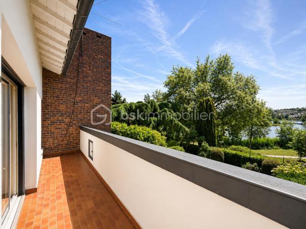 Situation exceptionnelle pour cette maison d'architecte de 275 m2 habitable édifiée plein OUEST sur un terrain de 700 m2 - 

Entièrement tournée vers le lac, la villa se compose au RDC d'une entrée, d'une grande pièce de vie de plus de 50 m2 qui se décline en plusieurs espaces habilement pensés. Cuisine équipée ouverte, chambre, salle d'eau et WC séparés. 
Accès au sous-sol de plus de100 m2 et à la piscine chauffée intérieure.
A l'étage, un bureau et 4 chambres dont une très belle suite parentale avec salle de bain privative et WC séparés. 

Terrain clos. possibilité des garer des voitures dans l'enceinte de la propriété. Accès direct aux promenades qui longent le lac.

Volumes, lumières et architecture innovante. Une visite s'impose. A la fois discrète et pleine de surprises, venez découvrir cette grande maison familiale localisée à deux pas du RER D de Viry-Chatillon, à 5 minutes de l'A6. Accès au lac