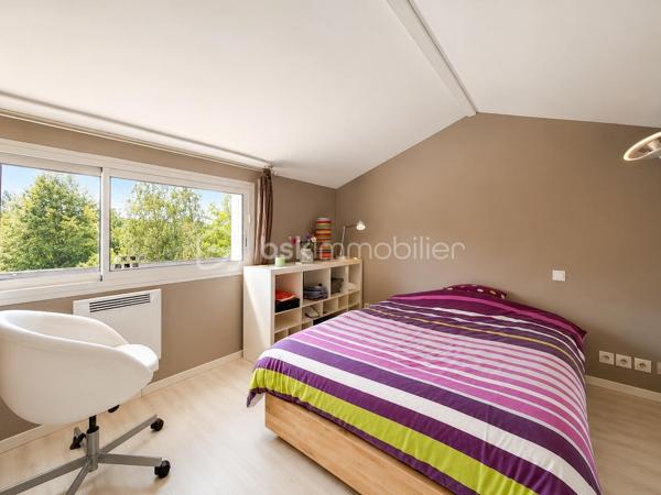 Situation exceptionnelle pour cette maison d'architecte de 275 m2 habitable édifiée plein OUEST sur un terrain de 700 m2 - 

Entièrement tournée vers le lac, la villa se compose au RDC d'une entrée, d'une grande pièce de vie de plus de 50 m2 qui se décline en plusieurs espaces habilement pensés. Cuisine équipée ouverte, chambre, salle d'eau et WC séparés. 
Accès au sous-sol de plus de100 m2 et à la piscine chauffée intérieure.
A l'étage, un bureau et 4 chambres dont une très belle suite parentale avec salle de bain privative et WC séparés. 

Terrain clos. possibilité des garer des voitures dans l'enceinte de la propriété. Accès direct aux promenades qui longent le lac.

Volumes, lumières et architecture innovante. Une visite s'impose. A la fois discrète et pleine de surprises, venez découvrir cette grande maison familiale localisée à deux pas du RER D de Viry-Chatillon, à 5 minutes de l'A6. Accès au lac