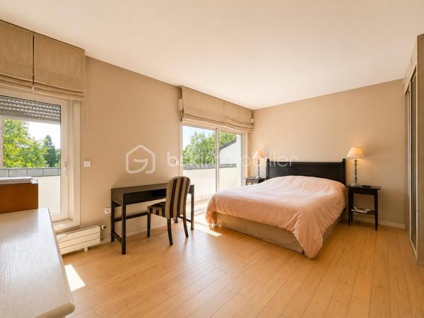 Situation exceptionnelle pour cette maison d'architecte de 275 m2 habitable édifiée plein OUEST sur un terrain de 700 m2 - 

Entièrement tournée vers le lac, la villa se compose au RDC d'une entrée, d'une grande pièce de vie de plus de 50 m2 qui se décline en plusieurs espaces habilement pensés. Cuisine équipée ouverte, chambre, salle d'eau et WC séparés. 
Accès au sous-sol de plus de100 m2 et à la piscine chauffée intérieure.
A l'étage, un bureau et 4 chambres dont une très belle suite parentale avec salle de bain privative et WC séparés. 

Terrain clos. possibilité des garer des voitures dans l'enceinte de la propriété. Accès direct aux promenades qui longent le lac.

Volumes, lumières et architecture innovante. Une visite s'impose. A la fois discrète et pleine de surprises, venez découvrir cette grande maison familiale localisée à deux pas du RER D de Viry-Chatillon, à 5 minutes de l'A6. Accès au lac