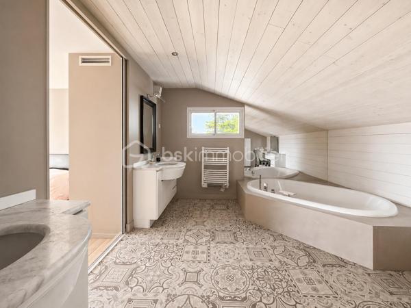 Situation exceptionnelle pour cette maison d'architecte de 275 m2 habitable édifiée plein OUEST sur un terrain de 700 m2 - 

Entièrement tournée vers le lac, la villa se compose au RDC d'une entrée, d'une grande pièce de vie de plus de 50 m2 qui se décline en plusieurs espaces habilement pensés. Cuisine équipée ouverte, chambre, salle d'eau et WC séparés. 
Accès au sous-sol de plus de100 m2 et à la piscine chauffée intérieure.
A l'étage, un bureau et 4 chambres dont une très belle suite parentale avec salle de bain privative et WC séparés. 

Terrain clos. possibilité des garer des voitures dans l'enceinte de la propriété. Accès direct aux promenades qui longent le lac.

Volumes, lumières et architecture innovante. Une visite s'impose. A la fois discrète et pleine de surprises, venez découvrir cette grande maison familiale localisée à deux pas du RER D de Viry-Chatillon, à 5 minutes de l'A6. Accès au lac