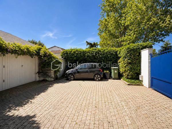 Situation exceptionnelle pour cette maison d'architecte de 275 m2 habitable édifiée plein OUEST sur un terrain de 700 m2 - 

Entièrement tournée vers le lac, la villa se compose au RDC d'une entrée, d'une grande pièce de vie de plus de 50 m2 qui se décline en plusieurs espaces habilement pensés. Cuisine équipée ouverte, chambre, salle d'eau et WC séparés. 
Accès au sous-sol de plus de100 m2 et à la piscine chauffée intérieure.
A l'étage, un bureau et 4 chambres dont une très belle suite parentale avec salle de bain privative et WC séparés. 

Terrain clos. possibilité des garer des voitures dans l'enceinte de la propriété. Accès direct aux promenades qui longent le lac.

Volumes, lumières et architecture innovante. Une visite s'impose. A la fois discrète et pleine de surprises, venez découvrir cette grande maison familiale localisée à deux pas du RER D de Viry-Chatillon, à 5 minutes de l'A6. Accès au lac