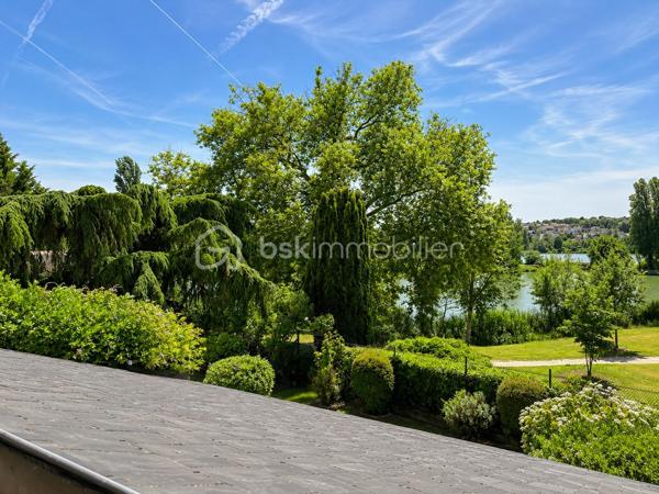 Situation exceptionnelle pour cette maison d'architecte de 275 m2 habitable édifiée plein OUEST sur un terrain de 700 m2 - 

Entièrement tournée vers le lac, la villa se compose au RDC d'une entrée, d'une grande pièce de vie de plus de 50 m2 qui se décline en plusieurs espaces habilement pensés. Cuisine équipée ouverte, chambre, salle d'eau et WC séparés. 
Accès au sous-sol de plus de100 m2 et à la piscine chauffée intérieure.
A l'étage, un bureau et 4 chambres dont une très belle suite parentale avec salle de bain privative et WC séparés. 

Terrain clos. possibilité des garer des voitures dans l'enceinte de la propriété. Accès direct aux promenades qui longent le lac.

Volumes, lumières et architecture innovante. Une visite s'impose. A la fois discrète et pleine de surprises, venez découvrir cette grande maison familiale localisée à deux pas du RER D de Viry-Chatillon, à 5 minutes de l'A6. Accès au lac