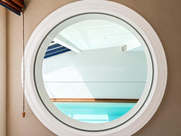 Situation exceptionnelle pour cette maison d'architecte de 275 m2 habitable édifiée plein OUEST sur un terrain de 700 m2 - 

Entièrement tournée vers le lac, la villa se compose au RDC d'une entrée, d'une grande pièce de vie de plus de 50 m2 qui se décline en plusieurs espaces habilement pensés. Cuisine équipée ouverte, chambre, salle d'eau et WC séparés. 
Accès au sous-sol de plus de100 m2 et à la piscine chauffée intérieure.
A l'étage, un bureau et 4 chambres dont une très belle suite parentale avec salle de bain privative et WC séparés. 

Terrain clos. possibilité des garer des voitures dans l'enceinte de la propriété. Accès direct aux promenades qui longent le lac.

Volumes, lumières et architecture innovante. Une visite s'impose. A la fois discrète et pleine de surprises, venez découvrir cette grande maison familiale localisée à deux pas du RER D de Viry-Chatillon, à 5 minutes de l'A6. Accès au lac