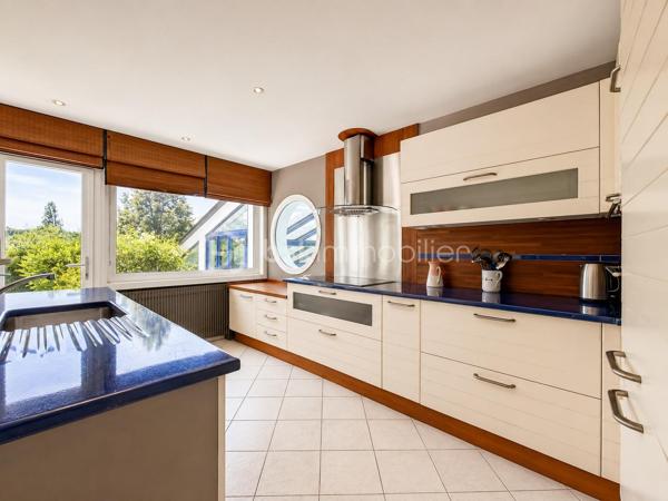 Situation exceptionnelle pour cette maison d'architecte de 275 m2 habitable édifiée plein OUEST sur un terrain de 700 m2 - 

Entièrement tournée vers le lac, la villa se compose au RDC d'une entrée, d'une grande pièce de vie de plus de 50 m2 qui se décline en plusieurs espaces habilement pensés. Cuisine équipée ouverte, chambre, salle d'eau et WC séparés. 
Accès au sous-sol de plus de100 m2 et à la piscine chauffée intérieure.
A l'étage, un bureau et 4 chambres dont une très belle suite parentale avec salle de bain privative et WC séparés. 

Terrain clos. possibilité des garer des voitures dans l'enceinte de la propriété. Accès direct aux promenades qui longent le lac.

Volumes, lumières et architecture innovante. Une visite s'impose. A la fois discrète et pleine de surprises, venez découvrir cette grande maison familiale localisée à deux pas du RER D de Viry-Chatillon, à 5 minutes de l'A6. Accès au lac