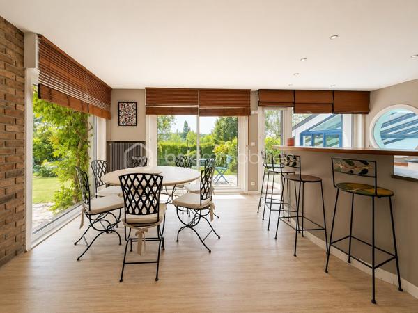 Situation exceptionnelle pour cette maison d'architecte de 275 m2 habitable édifiée plein OUEST sur un terrain de 700 m2 - 

Entièrement tournée vers le lac, la villa se compose au RDC d'une entrée, d'une grande pièce de vie de plus de 50 m2 qui se décline en plusieurs espaces habilement pensés. Cuisine équipée ouverte, chambre, salle d'eau et WC séparés. 
Accès au sous-sol de plus de100 m2 et à la piscine chauffée intérieure.
A l'étage, un bureau et 4 chambres dont une très belle suite parentale avec salle de bain privative et WC séparés. 

Terrain clos. possibilité des garer des voitures dans l'enceinte de la propriété. Accès direct aux promenades qui longent le lac.

Volumes, lumières et architecture innovante. Une visite s'impose. A la fois discrète et pleine de surprises, venez découvrir cette grande maison familiale localisée à deux pas du RER D de Viry-Chatillon, à 5 minutes de l'A6. Accès au lac