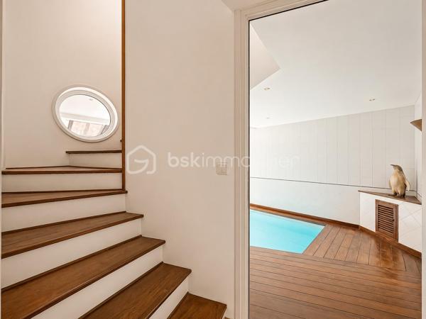 Situation exceptionnelle pour cette maison d'architecte de 275 m2 habitable édifiée plein OUEST sur un terrain de 700 m2 - 

Entièrement tournée vers le lac, la villa se compose au RDC d'une entrée, d'une grande pièce de vie de plus de 50 m2 qui se décline en plusieurs espaces habilement pensés. Cuisine équipée ouverte, chambre, salle d'eau et WC séparés. 
Accès au sous-sol de plus de100 m2 et à la piscine chauffée intérieure.
A l'étage, un bureau et 4 chambres dont une très belle suite parentale avec salle de bain privative et WC séparés. 

Terrain clos. possibilité des garer des voitures dans l'enceinte de la propriété. Accès direct aux promenades qui longent le lac.

Volumes, lumières et architecture innovante. Une visite s'impose. A la fois discrète et pleine de surprises, venez découvrir cette grande maison familiale localisée à deux pas du RER D de Viry-Chatillon, à 5 minutes de l'A6. Accès au lac