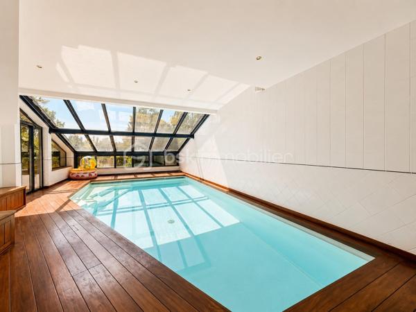 Situation exceptionnelle pour cette maison d'architecte de 275 m2 habitable édifiée plein OUEST sur un terrain de 700 m2 - 

Entièrement tournée vers le lac, la villa se compose au RDC d'une entrée, d'une grande pièce de vie de plus de 50 m2 qui se décline en plusieurs espaces habilement pensés. Cuisine équipée ouverte, chambre, salle d'eau et WC séparés. 
Accès au sous-sol de plus de100 m2 et à la piscine chauffée intérieure.
A l'étage, un bureau et 4 chambres dont une très belle suite parentale avec salle de bain privative et WC séparés. 

Terrain clos. possibilité des garer des voitures dans l'enceinte de la propriété. Accès direct aux promenades qui longent le lac.

Volumes, lumières et architecture innovante. Une visite s'impose. A la fois discrète et pleine de surprises, venez découvrir cette grande maison familiale localisée à deux pas du RER D de Viry-Chatillon, à 5 minutes de l'A6. Accès au lac