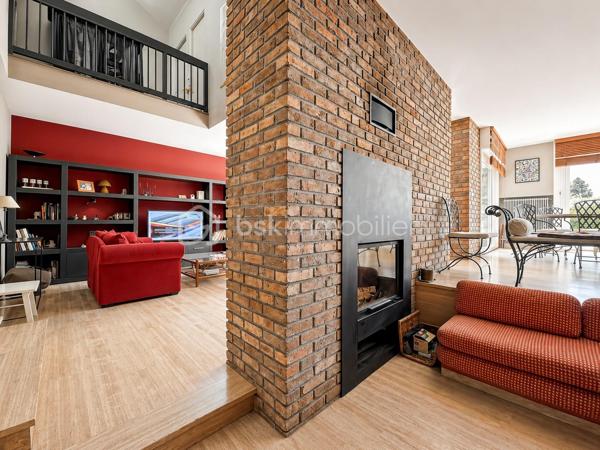 Situation exceptionnelle pour cette maison d'architecte de 275 m2 habitable édifiée plein OUEST sur un terrain de 700 m2 - 

Entièrement tournée vers le lac, la villa se compose au RDC d'une entrée, d'une grande pièce de vie de plus de 50 m2 qui se décline en plusieurs espaces habilement pensés. Cuisine équipée ouverte, chambre, salle d'eau et WC séparés. 
Accès au sous-sol de plus de100 m2 et à la piscine chauffée intérieure.
A l'étage, un bureau et 4 chambres dont une très belle suite parentale avec salle de bain privative et WC séparés. 

Terrain clos. possibilité des garer des voitures dans l'enceinte de la propriété. Accès direct aux promenades qui longent le lac.

Volumes, lumières et architecture innovante. Une visite s'impose. A la fois discrète et pleine de surprises, venez découvrir cette grande maison familiale localisée à deux pas du RER D de Viry-Chatillon, à 5 minutes de l'A6. Accès au lac
