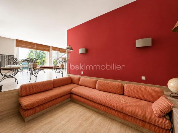 Situation exceptionnelle pour cette maison d'architecte de 275 m2 habitable édifiée plein OUEST sur un terrain de 700 m2 - 

Entièrement tournée vers le lac, la villa se compose au RDC d'une entrée, d'une grande pièce de vie de plus de 50 m2 qui se décline en plusieurs espaces habilement pensés. Cuisine équipée ouverte, chambre, salle d'eau et WC séparés. 
Accès au sous-sol de plus de100 m2 et à la piscine chauffée intérieure.
A l'étage, un bureau et 4 chambres dont une très belle suite parentale avec salle de bain privative et WC séparés. 

Terrain clos. possibilité des garer des voitures dans l'enceinte de la propriété. Accès direct aux promenades qui longent le lac.

Volumes, lumières et architecture innovante. Une visite s'impose. A la fois discrète et pleine de surprises, venez découvrir cette grande maison familiale localisée à deux pas du RER D de Viry-Chatillon, à 5 minutes de l'A6. Accès au lac