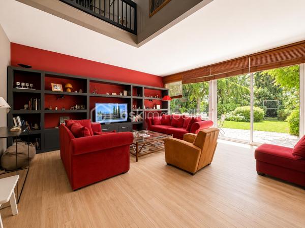 Situation exceptionnelle pour cette maison d'architecte de 275 m2 habitable édifiée plein OUEST sur un terrain de 700 m2 - 

Entièrement tournée vers le lac, la villa se compose au RDC d'une entrée, d'une grande pièce de vie de plus de 50 m2 qui se décline en plusieurs espaces habilement pensés. Cuisine équipée ouverte, chambre, salle d'eau et WC séparés. 
Accès au sous-sol de plus de100 m2 et à la piscine chauffée intérieure.
A l'étage, un bureau et 4 chambres dont une très belle suite parentale avec salle de bain privative et WC séparés. 

Terrain clos. possibilité des garer des voitures dans l'enceinte de la propriété. Accès direct aux promenades qui longent le lac.

Volumes, lumières et architecture innovante. Une visite s'impose. A la fois discrète et pleine de surprises, venez découvrir cette grande maison familiale localisée à deux pas du RER D de Viry-Chatillon, à 5 minutes de l'A6. Accès au lac