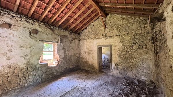 maison plus grange en pierre a restaurer