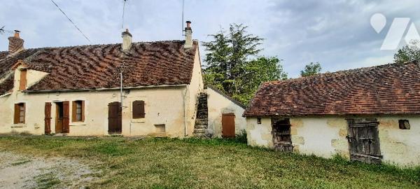Maison à rénover dans hameau. 3 pièces, dépendances. Sur jardin de plus de 4000m²