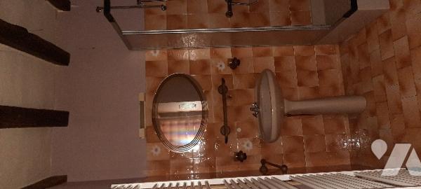 Maison à rénover dans hameau. 3 pièces, dépendances. Sur jardin de plus de 4000m²