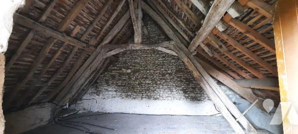 Maison à rénover dans hameau. 3 pièces, dépendances. Sur jardin de plus de 4000m²