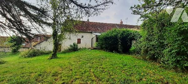 Maison à rénover dans hameau. 3 pièces, dépendances. Sur jardin de plus de 4000m²