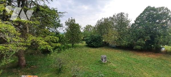 Maison à rénover dans hameau. 3 pièces, dépendances. Sur jardin de plus de 4000m²