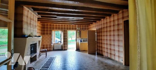 Maison à rénover dans hameau. 3 pièces, dépendances. Sur jardin de plus de 4000m²