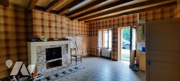 Maison à rénover dans hameau. 3 pièces, dépendances. Sur jardin de plus de 4000m²