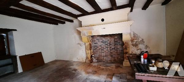 Maison à rénover dans hameau. 3 pièces, dépendances. Sur jardin de plus de 4000m²