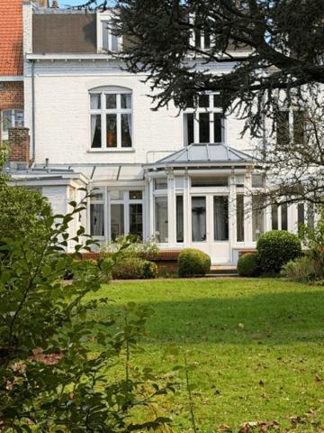 Maison mitoyenne 2 côtés La Madeleine Secteur La Madeleine 306 m²