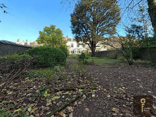 Maison mitoyenne 2 côtés La Madeleine Secteur La Madeleine 306 m²