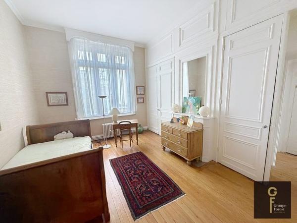 Maison mitoyenne 2 côtés La Madeleine Secteur La Madeleine 306 m²