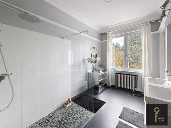 Maison mitoyenne 2 côtés La Madeleine Secteur La Madeleine 306 m²