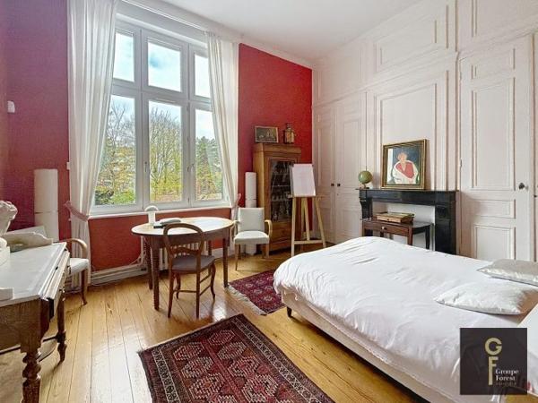 Maison mitoyenne 2 côtés La Madeleine Secteur La Madeleine 306 m²