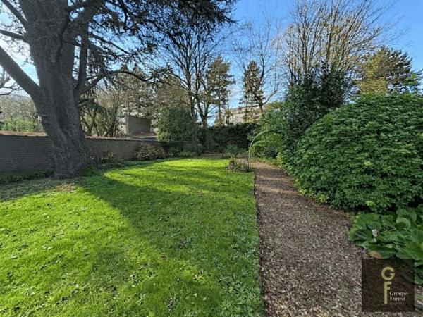 Maison mitoyenne 2 côtés La Madeleine Secteur La Madeleine 306 m²