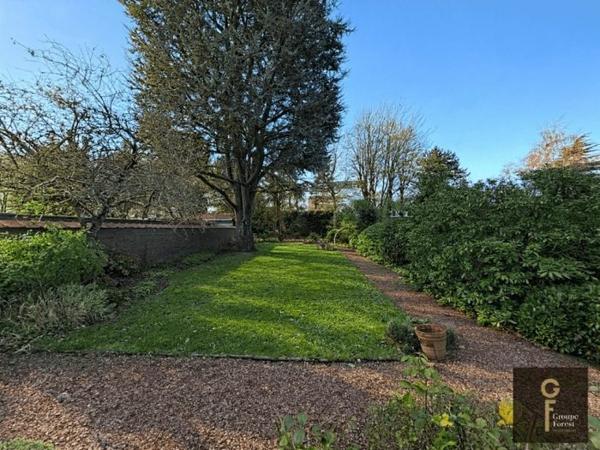 Maison mitoyenne 2 côtés La Madeleine Secteur La Madeleine 306 m²