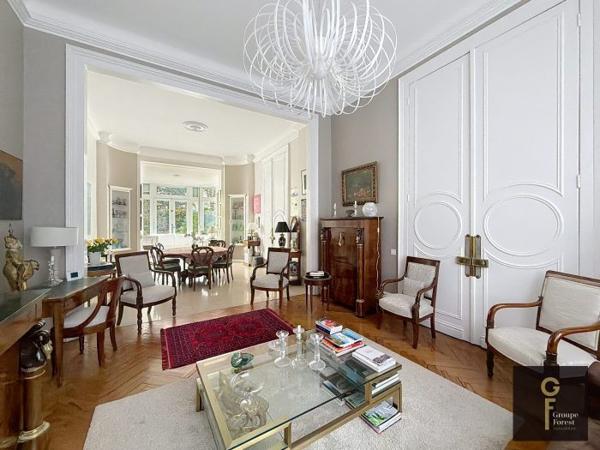 Maison mitoyenne 2 côtés La Madeleine Secteur La Madeleine 306 m²