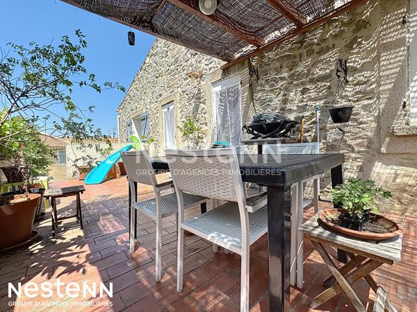Opportunité rare dans le joli village de Névian! appartement avec TERRASSE ET COUR privée