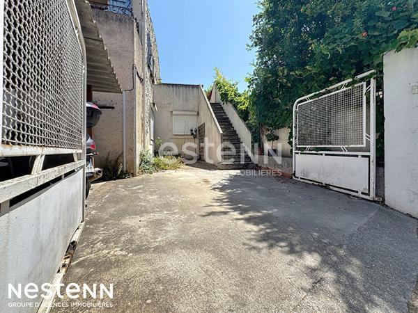 Opportunité rare dans le joli village de Névian! appartement avec TERRASSE ET COUR privée