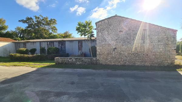 🏡 Hangar + dépendances sur grand terrain à bâtir – secteur Échiré