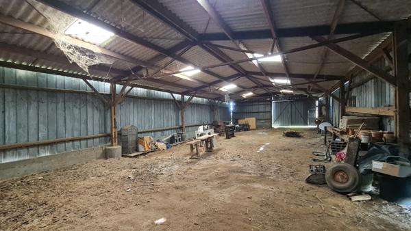 🏡 Hangar + dépendances sur grand terrain à bâtir – secteur Échiré