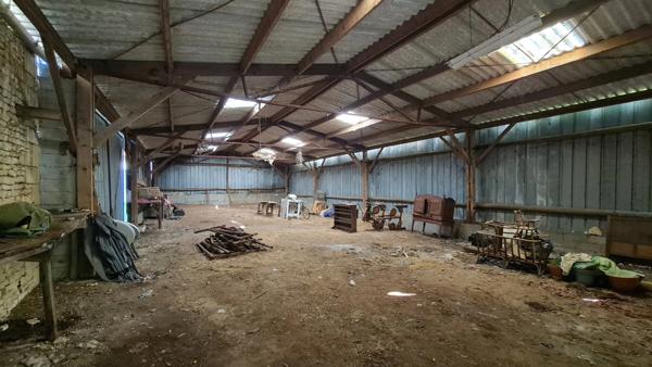 🏡 Hangar + dépendances sur grand terrain à bâtir – secteur Échiré