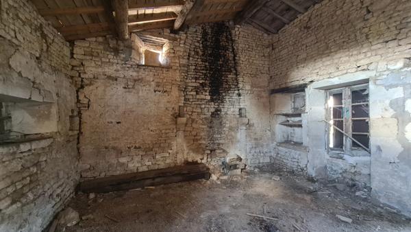 🏡 Hangar + dépendances sur grand terrain à bâtir – secteur Échiré