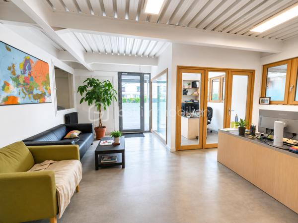 À quelques minutes des stations Mairie de Montreuil et Croix de Chavaux, découvrez ce local polyvalent où les possibilités sont nombreuses : Profession libérale, bureaux, activité indépendante, investissement locatif ou projet de résidence atypique.
Son agencement permet d’envisager aussi bien une activité professionnelle immédiate qu’un projet de transformation en habitation, sous réserve des autorisations administratives nécessaires.
Ce local de 120m² environ bénéficie de 2 accès indépendants et offre une configuration particulièrement intéressante avec :

• Vitrine sur rue
• Bureau
• Open space lumineux
• 1 chambre
• 1 Cuisine
• Salle d’eau
• WC indépendant
• Espace de stockage
• Cour sécurisée et spacieuse (un véritable plus à Montreuil),
• 2 emplacements de parking inclus

Les  plus de ce local : aucun travaux à prévoir, isolation et étanchéité récemment refaites, Métro ligne 9 et commodités à proximité immédiate.
La combinaison **emplacement + extérieur + stationnement + potentiel de transformation** en fait un bien particulièrement intéressant sur le secteur.

Vous avez un projet ? Venez découvrir le potentiel de ce local.