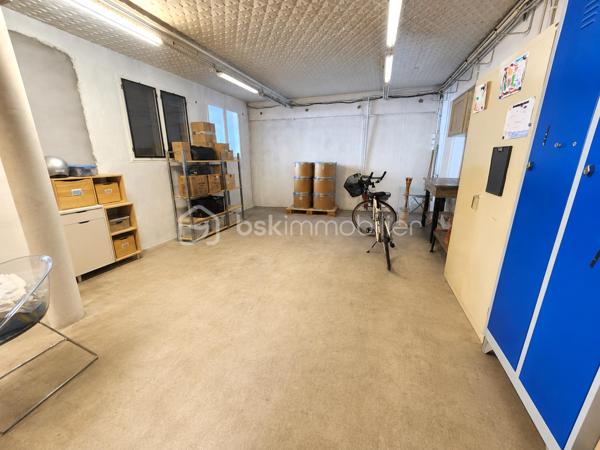 À quelques minutes des stations Mairie de Montreuil et Croix de Chavaux, découvrez ce local polyvalent où les possibilités sont nombreuses : Profession libérale, bureaux, activité indépendante, investissement locatif ou projet de résidence atypique.
Son agencement permet d’envisager aussi bien une activité professionnelle immédiate qu’un projet de transformation en habitation, sous réserve des autorisations administratives nécessaires.
Ce local de 120m² environ bénéficie de 2 accès indépendants et offre une configuration particulièrement intéressante avec :

• Vitrine sur rue
• Bureau
• Open space lumineux
• 1 chambre
• 1 Cuisine
• Salle d’eau
• WC indépendant
• Espace de stockage
• Cour sécurisée et spacieuse (un véritable plus à Montreuil),
• 2 emplacements de parking inclus

Les  plus de ce local : aucun travaux à prévoir, isolation et étanchéité récemment refaites, Métro ligne 9 et commodités à proximité immédiate.
La combinaison **emplacement + extérieur + stationnement + potentiel de transformation** en fait un bien particulièrement intéressant sur le secteur.

Vous avez un projet ? Venez découvrir le potentiel de ce local.