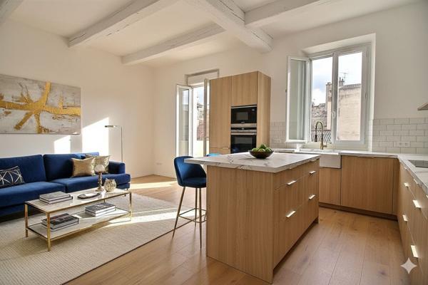 MARSEILLE 6- SECTEUR LODI - APPARTEMENT 2 CHAMBRES - RENOVE TRAVERSANT COMTEMPORAIN - AU CALME ABSOLU - LUMINEUX -
