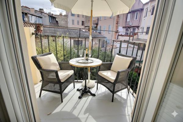MARSEILLE 6- SECTEUR LODI - APPARTEMENT 2 CHAMBRES - RENOVE TRAVERSANT COMTEMPORAIN - AU CALME ABSOLU - LUMINEUX -