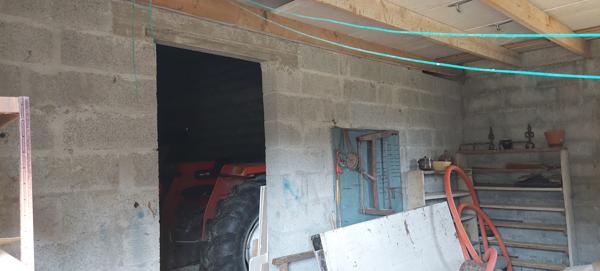 Terrain avec bâti en parpaings