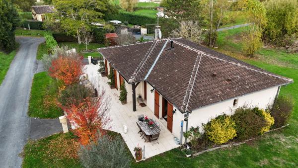 Joli plain-pied surélevé au coeur d'un charmant village