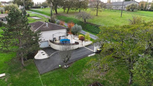 Joli plain-pied surélevé au coeur d'un charmant village